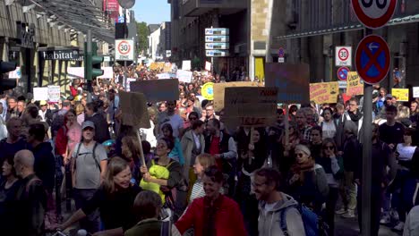 Schüler-Demonstrieren-In-Köln-Für-Klimagerechtigkeit