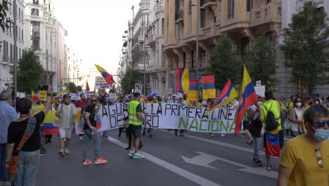 Riesiger-Protest-Auf-Der-Gran-Via-Madrid-Gegen-Die-Kolumbianische-Regierung