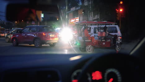 Verkehr-Auf-Den-Straßen-Von-Delhi,-Indien-In-Der-Nacht