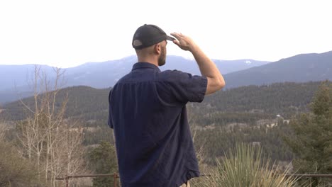 Hombre-Mirando-Hacia-El-Bosque-Nacional-Y-El-área-Silvestre-De-Lost-Creek-Cerca-De-Bailey,-Colorado