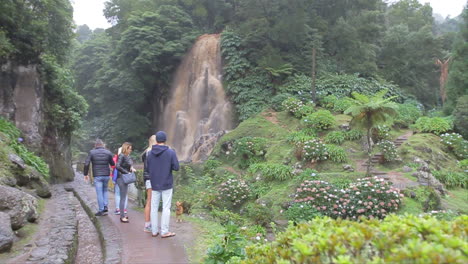 Cascada-En-El-Parque-Natural-Ribeira-Dos-Caldeiroes,-Achada,-Región-Nordeste,-Isla-De-Sao-Miguel,-Azores