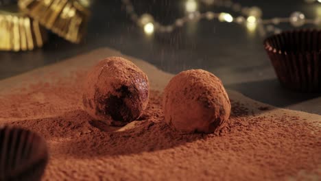 Zeitlupe-Von-Kakaopulver,-Das-über-Schokoladentrüffel-Fällt