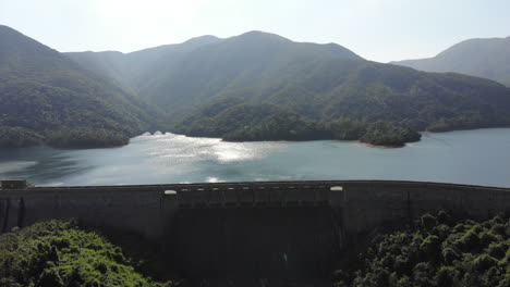 Luftdrohnenaufnahme-Des-Staudamms-Tai-Tam-Tuk-An-Einem-Sonnigen-Tag