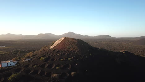 Flug-über-Den-Krater-Des-Vulkans-La-Geria,-Lanzarote,-Kanarische-Inseln,-Spanien