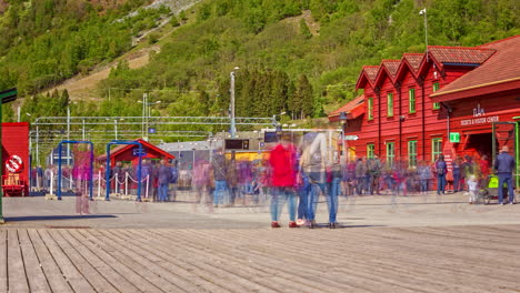 Turistas-En-La-Estación-De-Tren-En-El-Pueblo-De-Flam-En-Un-Día-Soleado