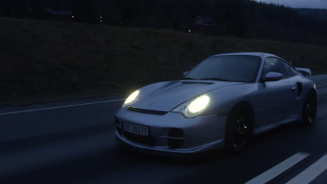Noche-Conduciendo-Un-Porsche-En-La-Autopista-De-Nannestad,-Noruega---Toma-Amplia-Y-Estable