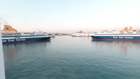 Handelsschiff-Im-Hafen-Von-Piräus-In-Griechenland-An-Einem-Sonnigen-Morgen