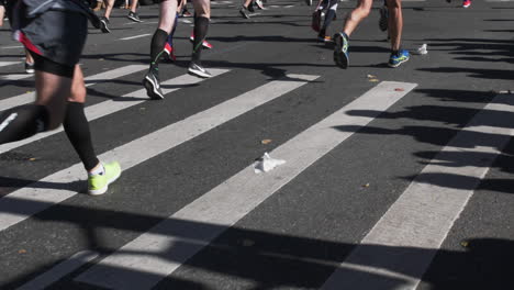 Füße-Eines-New-York-Marathonläufers,-Nahaufnahme-In-Zeitlupe