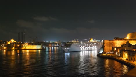 Valletta,-Malta---Alrededor-De-Octubre-De-2019:-Crucero-Costa-Neoriviera-En-El-Gran-Puerto-Por-La-Noche