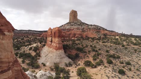 Gestreifte-Rote-Felstürme-In-Der-Wüste-Von-Arizona,-USA