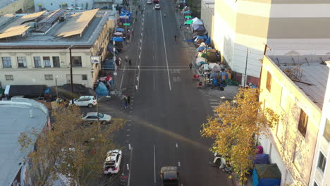 Disparo-De-Dron-Que-Muestra-Un-Campamento-Masivo-De-Personas-Sin-Hogar-En-El-Barrio-Bajo-Del-Centro-De-Los-Ángeles