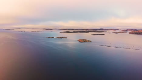 Wunderschöne-Landschaft-Einer-Insel-In-Schweden-Bei-Sonnenuntergang---Weitwinkelaufnahme