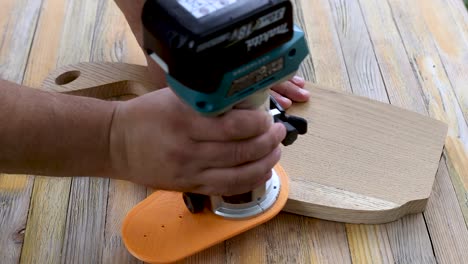 Cutting-edges-on-the-wooden-cutting-board-with-handheld-router