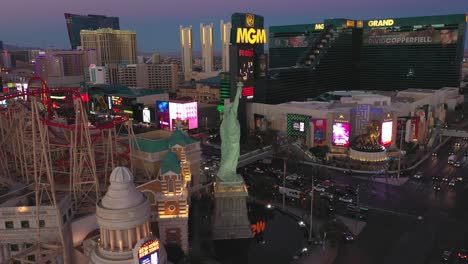 Aerial-Drone-shot-of-the-Statue-of-Liberty-on-the-Las-Vegas-Strip-during-Sunset