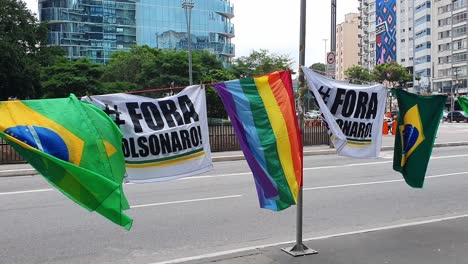 Se-Venden-Banderas-&quot;#fuera-Bolsonaro&quot;-En-Brasil-En-Una-Manifestación-Exigiendo-La-Renuncia-O-El-Juicio-Político-Del-Presidente-De-Extrema-Derecha-Jair-Bolsonaro