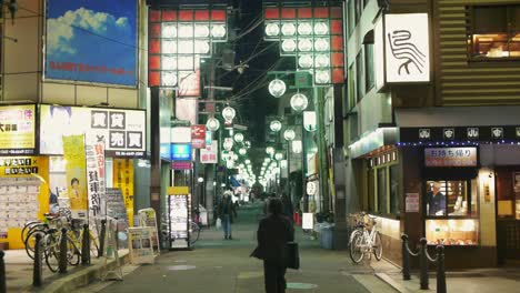 Calle-Luminosa-Durante-La-Noche-En-Osaka,-Japón.