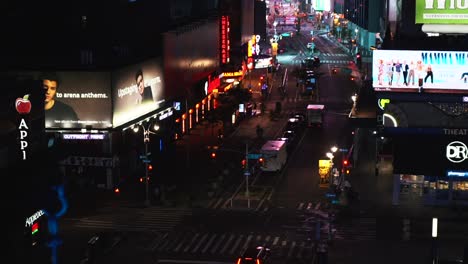 Timelapse-De-Movimiento-De-Vehículos-En-La-Calle-De-Times-Square-En-Manhattan,-Nueva-York-Por-La-Noche---ángulo-Alto