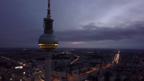 Un-Dron-Vuela-En-órbita-Alrededor-De-La-Torre-De-Televisión-De-Berlín.