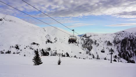 Wintersport,-Skifahrer-Haben-Spaß-In-Einem-Skigebiet-In-Den-Schneebedeckten-Bergen-Der-Alpen-In-Der-Nähe-Von-Meran-In-Italien
