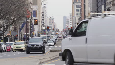 Verkehr-Auf-Einer-Belebten-Straße-In-Der-Innenstadt-Von-Philadelphia