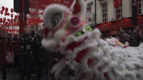 Chinesischer-Drachentänzer-Während-Der-Neujahrsfeier-Der-Aufführung-In-China-Town-London-2020-Vor-Der-Sperrung-Des-Coronavirus-Ausbruchs