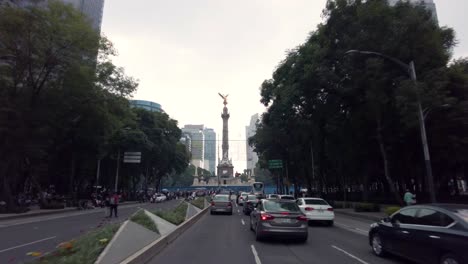 Recorriendo-Las-Calles-Del-Centro-De-La-Ciudad-De-México-Desde-La-Perspectiva-De-Un-Auto