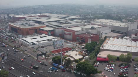 Drohnen-Luftaufnahme-Des-Alltäglichen-Dichten-Verkehrs-Im-Großraum-Mexiko-Stadt,-Einkaufs--Und-Kaufhausgebäuden