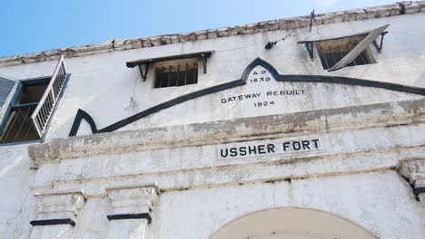 Fuerte-Ussher,-Entrada-De-Accra-Con-Inscripciones