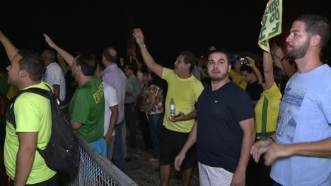 Eine-Menge-Brasilianischer-Demonstranten-Schreit-Und-Skandiert