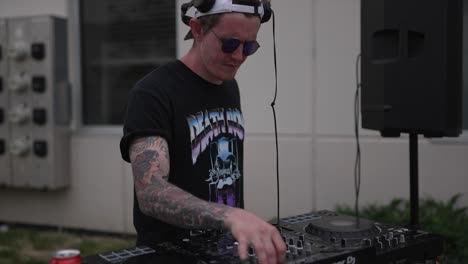 DJ-Spielt-Draußen-Musik-Auf-Pioner-Konsole