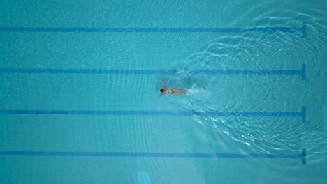 Draufsicht-Auf-Eine-Frau,-Die-In-Einem-Olympischen-Becken-Freistil-Schwimmt