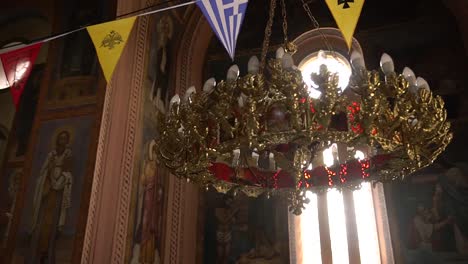 Goldener-Kronleuchter-Hängt-Im-Inneren-Der-Kirche-Der-Heiligen-Apostel-Bartholomäus-Und-Barnabas-In-Velika-Plana,-Serbien