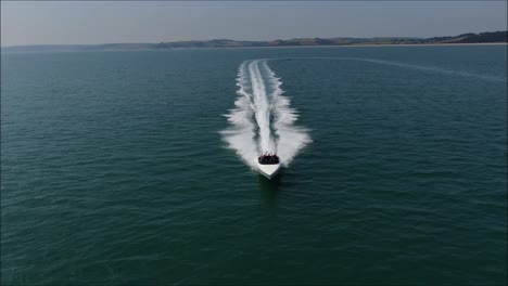 Schnellboot-Mit-Hoher-Geschwindigkeit-Unterwegs