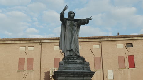 Parallaxenaufnahme-Der-Girolamo-Savonarola-Statue-In-Ferrara,-Italien