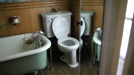Wunderschönes-Antikes-Badezimmer-In-Einem-Haus-Im-Federal-Style