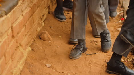 Zapatos-Escolares-De-Alumnos-Africanos-Rurales-Esperando-En-La-Fila