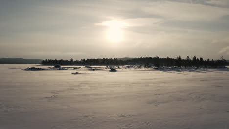 Flug-über-Einen-Zugefrorenen-See-In-Lappland