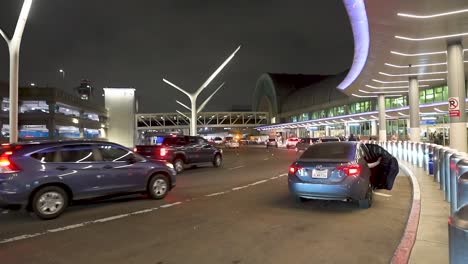 Abgabeterminal-Des-Internationalen-Flughafens-Von-Los-Angeles-Mit-Autos-In-Der-Nacht