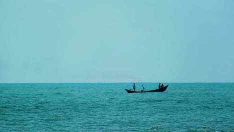 Navigierendes-Fischkutterboot-über-Den-Indischen-Ozean-Mit-Brechenden-Wellen