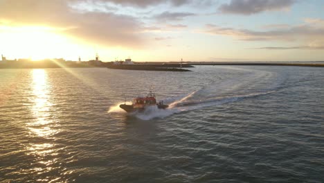 Magischer-Sonnenaufgang-In-Holland-Mit-Boot,-Das-Das-Ufer-In-Harlingen-Verlässt,-Luftaufnahme