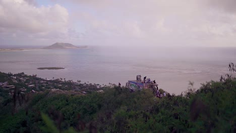 Hermosa-Caminata-Con-Vista-A-La-Playa-De-Hawai-Con-Un-Par-De-Pastilleros-En-La-Parte-Superior