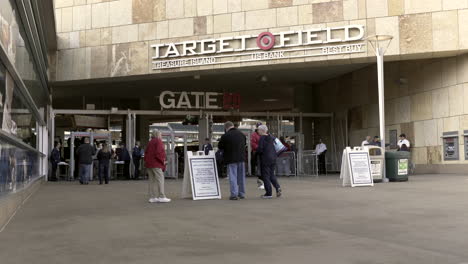 Pan-Derecha-Fans-Entrando-Al-Estadio-De-Béisbol-Target-Field,-Minneapolis,-EE.UU.