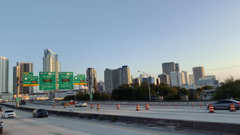 Autos-Auf-Der-Autobahn-Vor-Der-Skyline-Von-Miami-Bei-Sonnenuntergang