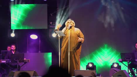 Hussain-Al-Jassmi-Actuando,-Cantando-En-El-Escenario-Durante-La-Víspera-De-Año-Nuevo-En-Abu-Dhabi
