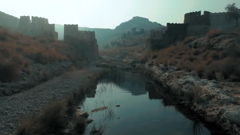 Vuelo-De-Drones-En-El-Fuerte-Ranikot-En-Sindh,-Pakistán,-Cerca-De-Ruinas-Históricas