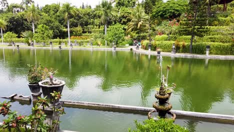 Palacio-Religioso-Taman-Ujung-Palace-Bali-Destino-Turístico-Con-Vista-Al-Lago-Verde-Y-Al-Estanque-Como-Atracción