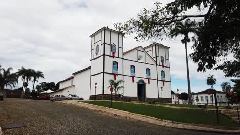 Eine-Von-Unten-Nach-Oben-Aufgenommene-Schwenkaufnahme-Eines-Berühmten-Historischen-Kirchengebäudes-In-Pirenópolis,-Brasilien