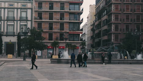 UHD-4K-Schwenkaufnahme-Des-Neptunbrunnens-Auf-Der-Plaza-De-La-Virgen-In-Valencia,-Spanien