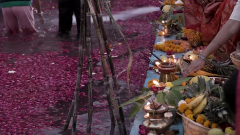 Heilige-Religiöse-Opfergaben-Mit-Öllampe-Und-Früchten-Für-Den-Hinduistischen-Sonnengott-Beim-Chhath-Fest