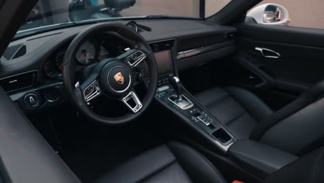 Innenraum-Eines-Porsche-In-Zeitlupe